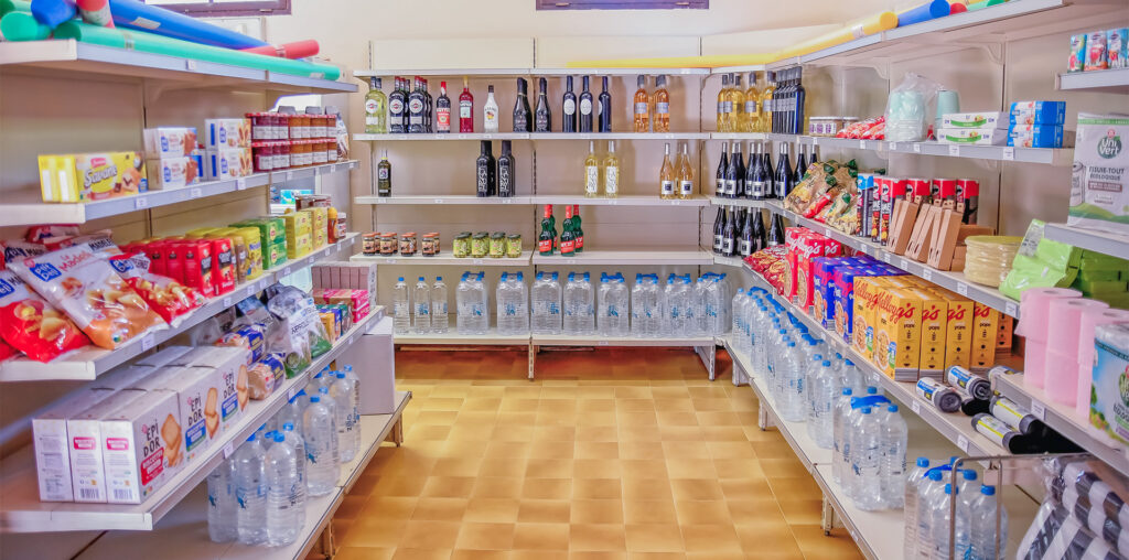 l epicerie dans notre camping de calvi