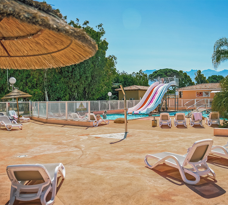 piscine chauffee et jeux aquatiques